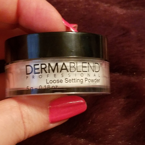 Dermablend Loose Setting Powder- Travel Size - Picture 2 of 5